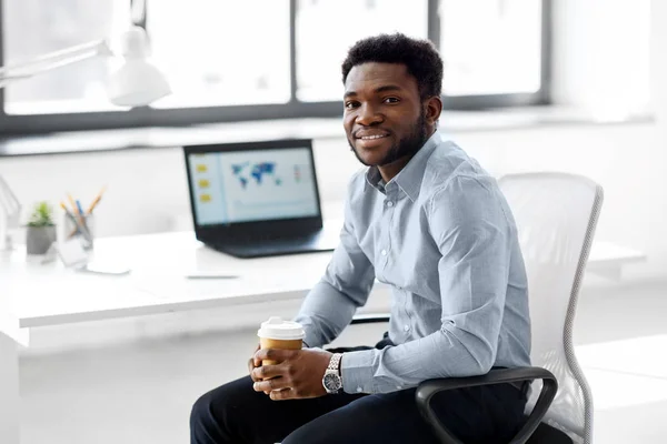 Concepto Negocios Personas Empresario Afroamericano Con Café Sentado Mesa Oficina — Foto de Stock