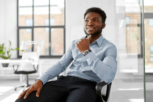 Biznesmen afrykańskich siedząc na fotelu biurowym — Zdjęcie stockowe