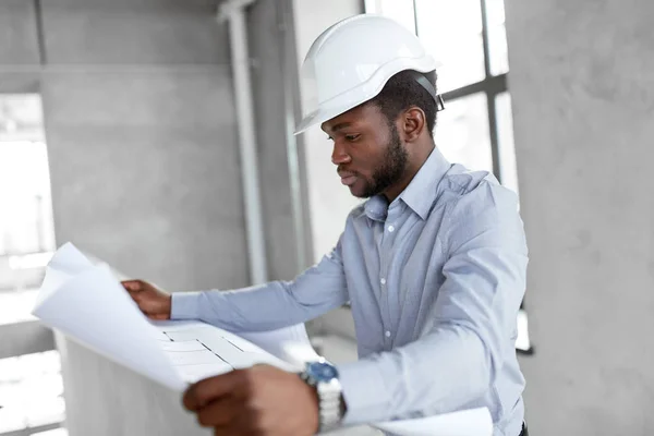 Arquiteto africano em capacete com planta — Fotografia de Stock