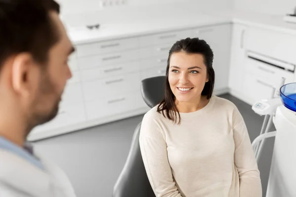 Paciente do sexo feminino conversando com dentista na clínica odontológica — Fotografia de Stock