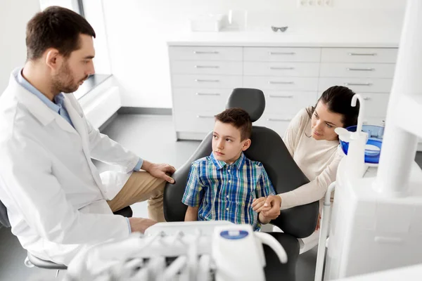 Anne ve oğlu dişçi diş kliniği ziyaret — Stok fotoğraf