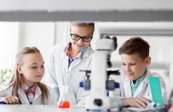 Crianças que estudam química no laboratório da escola — Fotografia de Stock