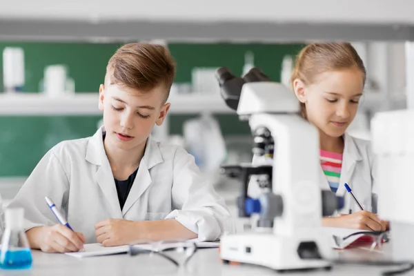Crianças que estudam química no laboratório da escola — Fotografia de Stock