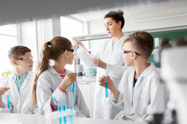 Professor e alunos que estudam química na escola — Fotografia de Stock