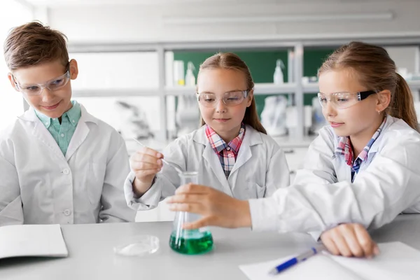 Bambini con provetta che studiano chimica a scuola — Foto Stock