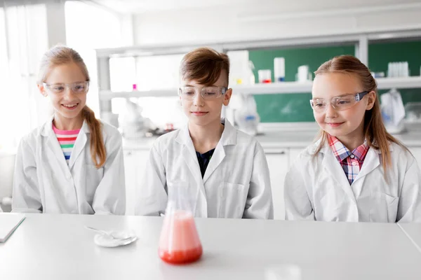 Niños con probeta que estudian química en la escuela — Foto de Stock