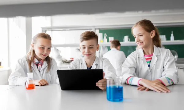 Dzieci z komputera typu tablet w laboratorium szkoły — Zdjęcie stockowe