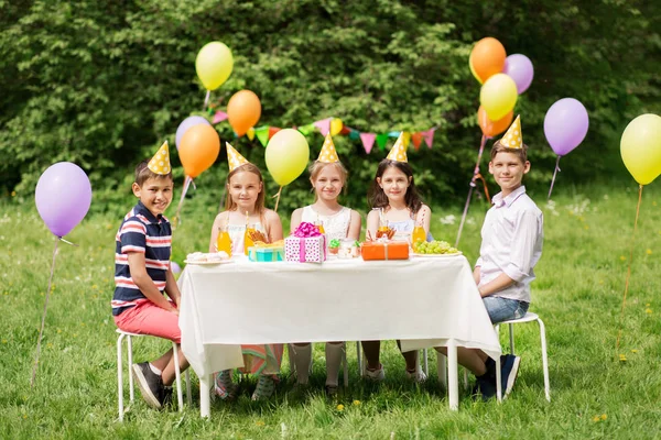 Щасливі діти на вечірці на літньому саду — стокове фото