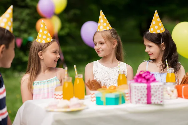 Crianças felizes na festa de aniversário no jardim de verão — Fotografia de Stock