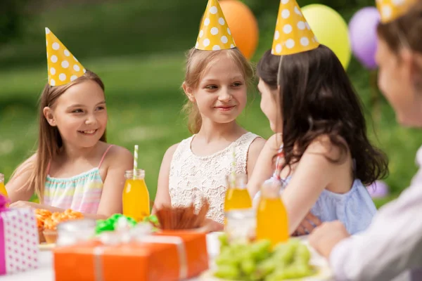 Glada tjejer på födelsedagsfest på sommarträdgård — Stockfoto
