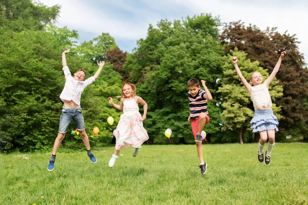 幸せな子供たちの夏の公園でジャンプ — ストック写真