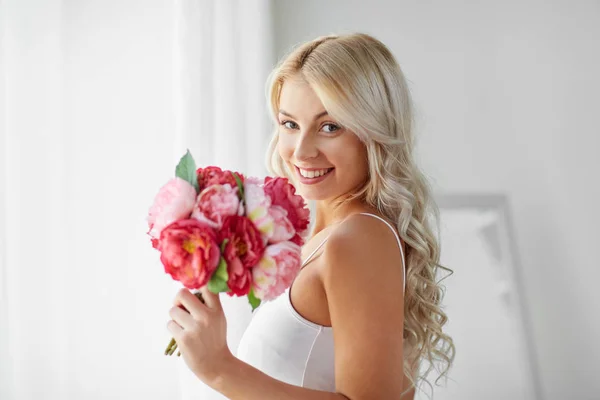 Mujer en ropa interior con ramo de flores en la ventana —  Fotos de Stock