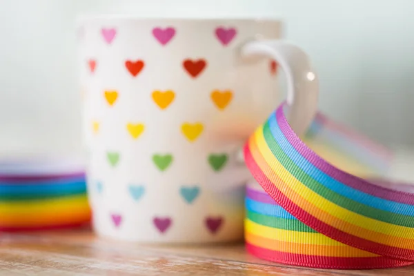 Taza con patrón de corazón y cinta de conciencia gay — Foto de Stock