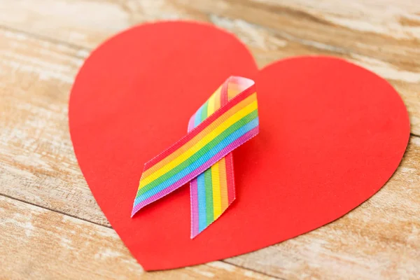 Крупним планом гей гордість усвідомлення стрічки на серці — стокове фото