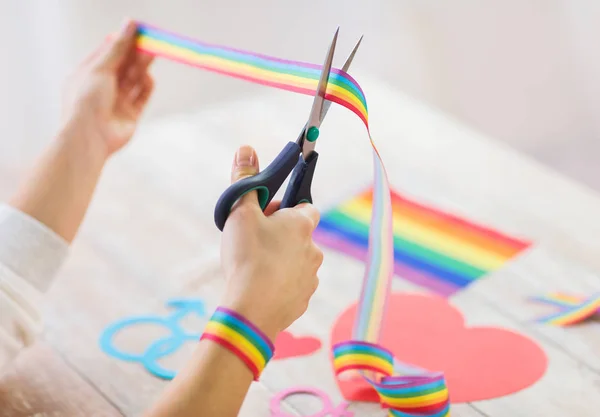 Manos corte gay conciencia cinta por tijeras —  Fotos de Stock