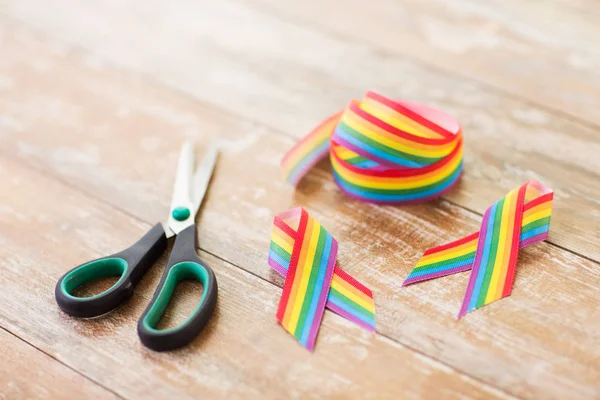 Gay conciencia cinta y tijeras en madera tablas —  Fotos de Stock