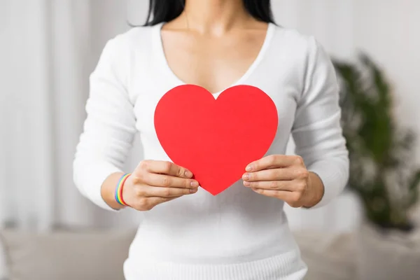 Gay farkındalık Bileklik kalp tutan kadınla — Stok fotoğraf