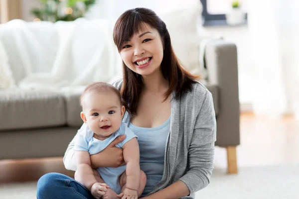 Happy young mother with little baby at home — Stock Photo, Image