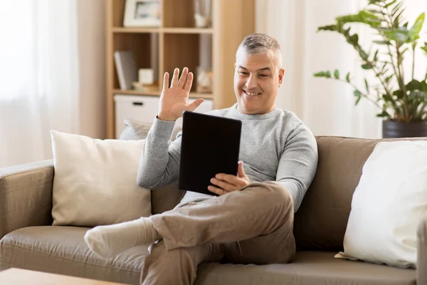 Homme ayant chat vidéo sur tablette pc à la maison — Photo