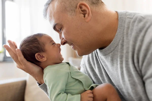 Feliz padre con pequeño niño en casa — Foto de Stock