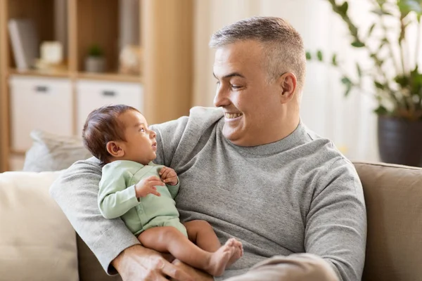 Ευτυχής πατέρας με μικρό αγόρι το μωρό στο σπίτι — Φωτογραφία Αρχείου