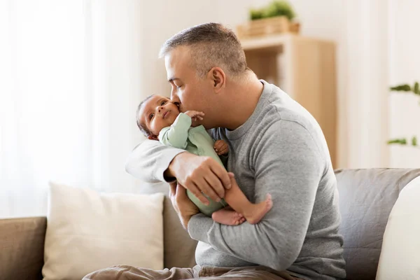 Gelukkig vader met kleine babyjongen thuis — Stockfoto