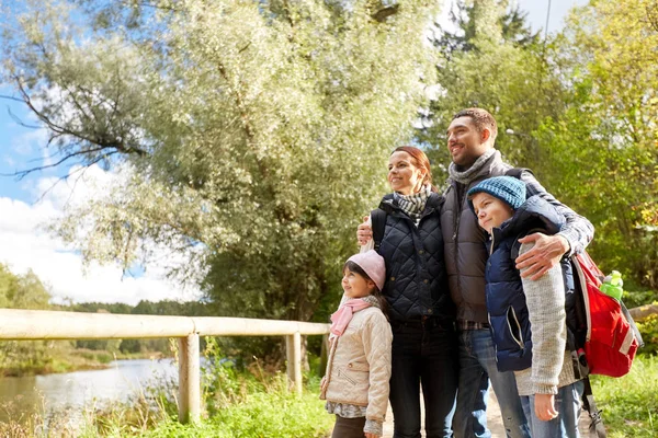 Famille heureuse avec sacs à dos randonnée — Photo