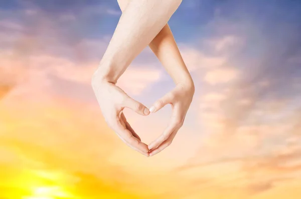 Close up de mãos de casal mostrando gesto do coração — Fotografia de Stock