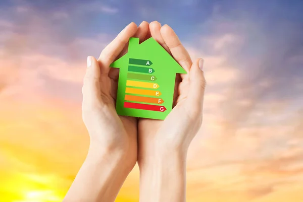 Ręce trzymając zielony papier dom — Zdjęcie stockowe