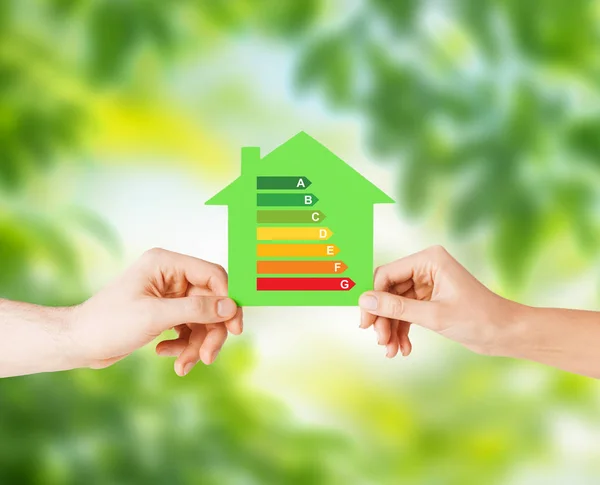 Ręce trzymając zielony papier dom — Zdjęcie stockowe