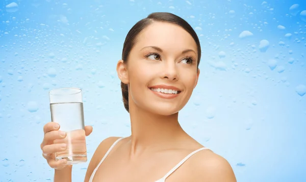 Mujer con vaso de agua sobre fondo azul húmedo — Foto de Stock