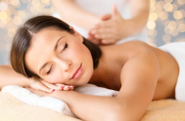 Zbliżenie piękna kobieta o masażu w spa — Zdjęcie stockowe