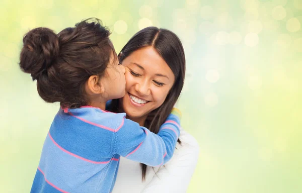 Gelukkig moeder en dochter knuffelen en zoenen — Stockfoto