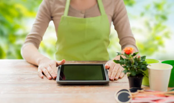 Close up of female gardener with tablet pc — Stok Foto