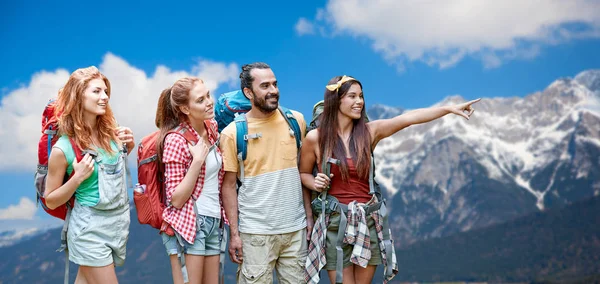 Gruppe von Freunden mit Rucksäcken über Berge — Stockfoto