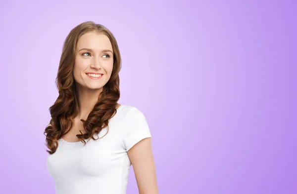 Mujer feliz en camiseta blanca — Foto de Stock