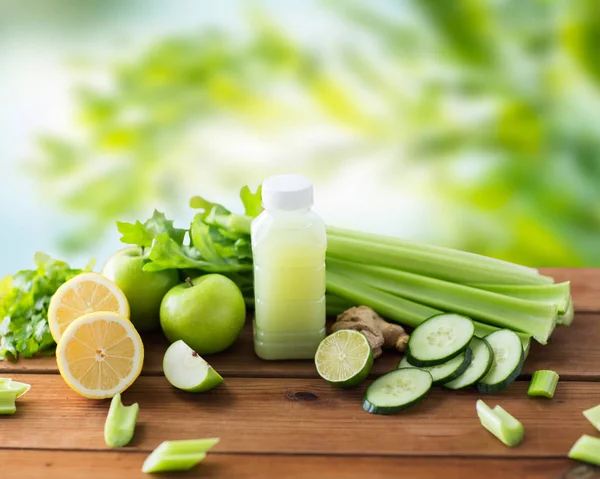 Primo piano di bottiglia con succo verde e verdure — Foto Stock