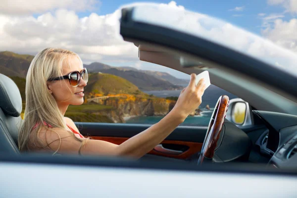 コンバーチブル車の女性は、海岸 selfie — ストック写真
