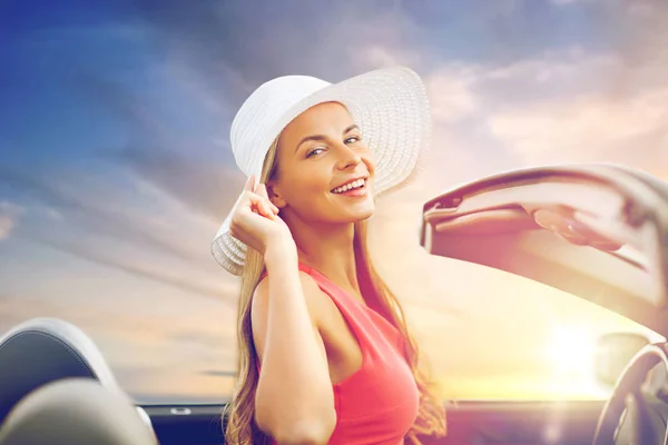 Feliz joven mujer en coche descapotable —  Fotos de Stock