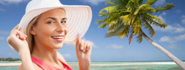 Retrato de mujer sonriente en sombrero de sol sobre la playa —  Fotos de Stock