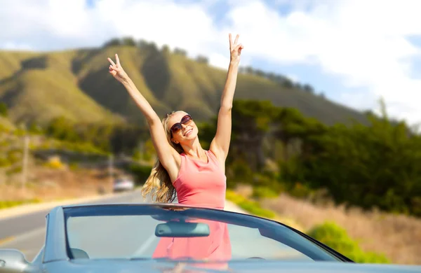 Cabrio araba mutlu genç kadın — Stok fotoğraf