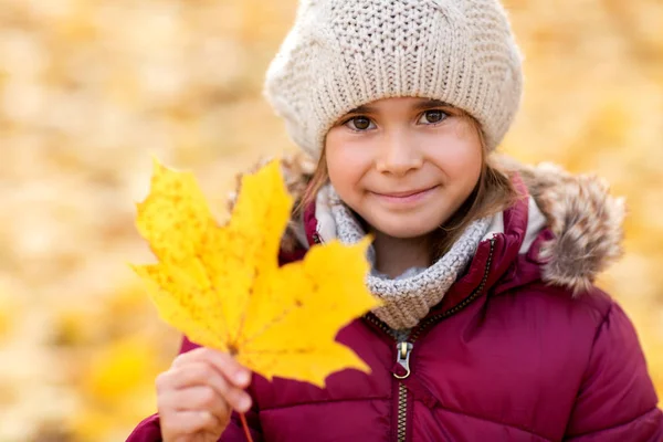 Concepto Infancia Estación Gente Niña Feliz Con Hoja Arce Caído — Foto de Stock