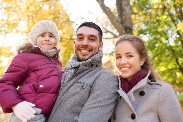 Lycklig familj promenader på hösten park — Stockfoto