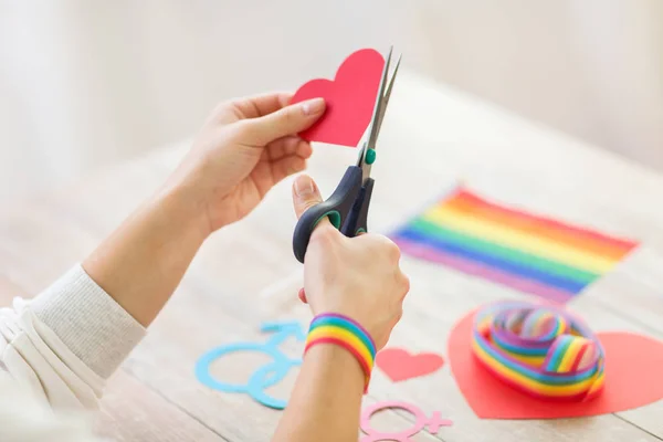 Manos haciendo corazón decoración para gay fiesta —  Fotos de Stock