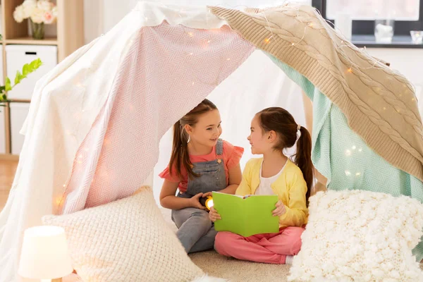 Küçük kızlar evde çocuklar çadırda kitap okuma — Stok fotoğraf