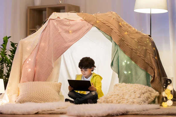 Liten pojke med TabletPC i barn tält hemma — Stockfoto