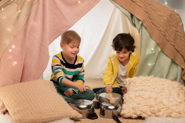 Jungen mit Töpfen musizieren zu Hause im Kinderzelt — Stockfoto