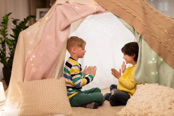 Ragazzi giocare applaudendo gioco in bambini tenda a casa — Foto Stock