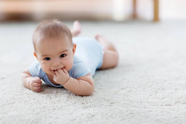 달콤한 작은 아시아 아기 바닥에 누워 — 스톡 사진