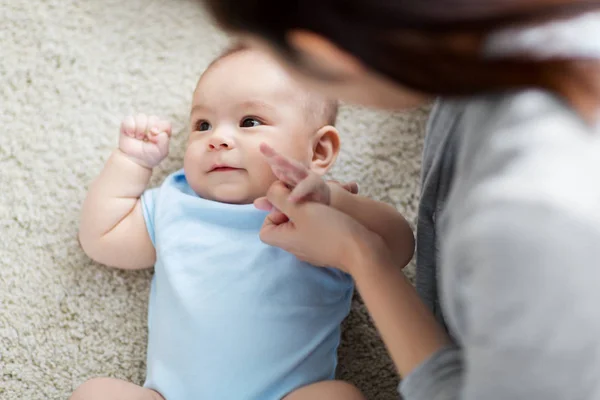 Primer plano de dulce poco asiático bebé niño y madre — Foto de Stock